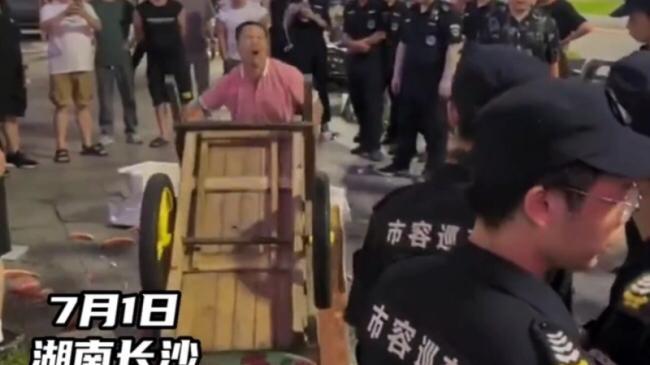 湖南长沙卖瓜大叔惨遭城管巡查，情绪失控下推倒自己瓜车