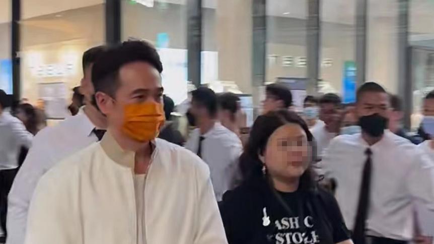 TVB视帝陈豪内地商演，近20名保镖护送入场，大家都闻讯赶来围观