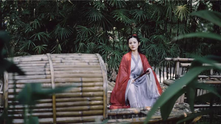 朕贵为天子，却连男妃都娶不得，因为身边有个醋劲十足的摄政王，不仅辅助我坐上了皇位，还夜夜入帐教育我…