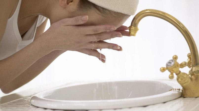 毛孔粗大应该用含什么的洗面奶