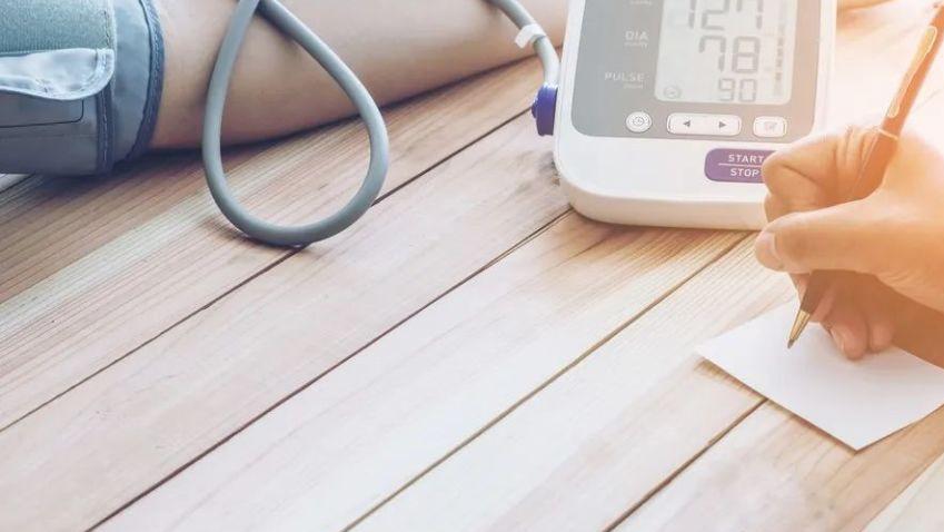 高温天来袭，高血压吃药有讲究，牢记4个要点，提升用药安全