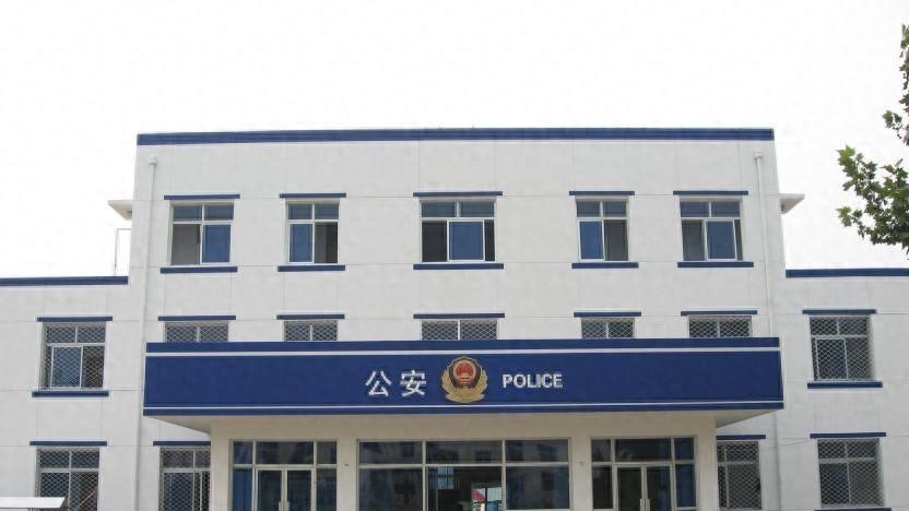 女子迷路派出所等老公，男子领老婆合照网友笑翻：颜值差距是亮点