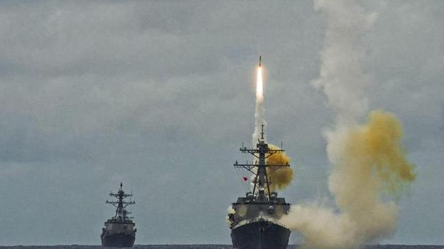 欺软怕硬！波斯湾打不过本地人，美国军舰在红海击落伊朗的无人机！