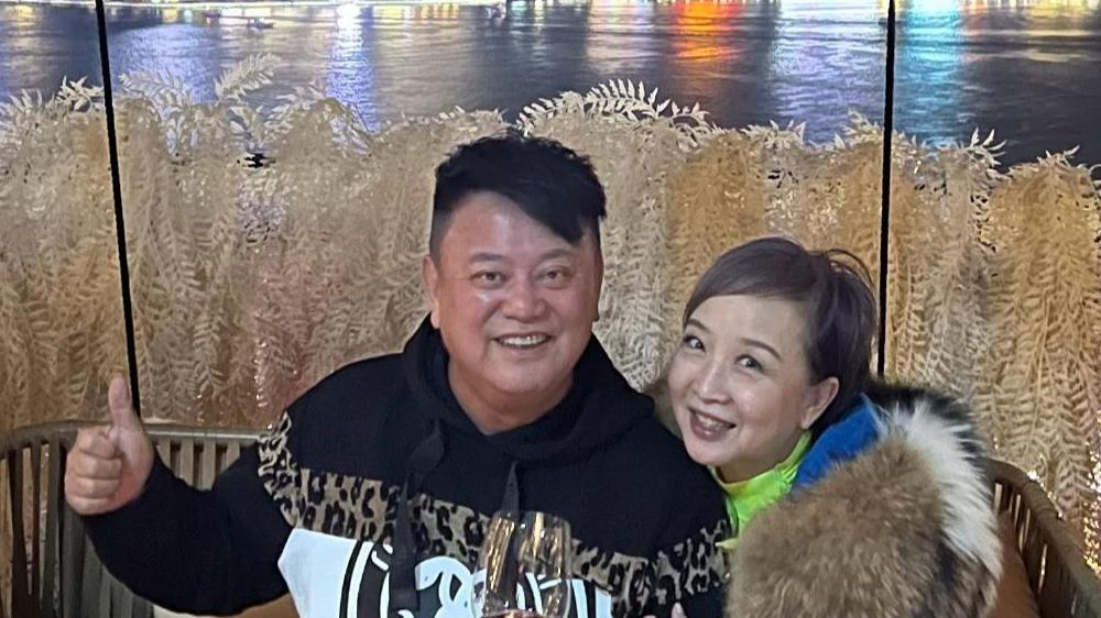 陈百祥现身广州街头吃美食毫无明星架子，感慨香港已滞后了