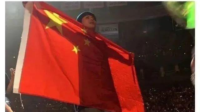 这位香港男星，被全网怒赞了