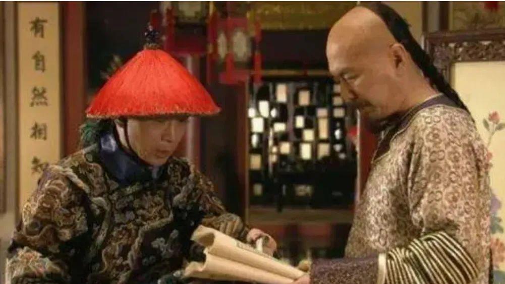 甄嬛传：甄嬛二进宫时苏培盛送她一件礼物，即暗示了自己真正身份，又取悦了雍正