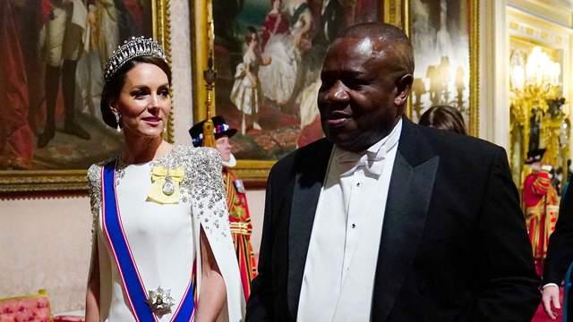 凯特王妃5000元高跟鞋好穿到包色，私下最爱300元小白鞋