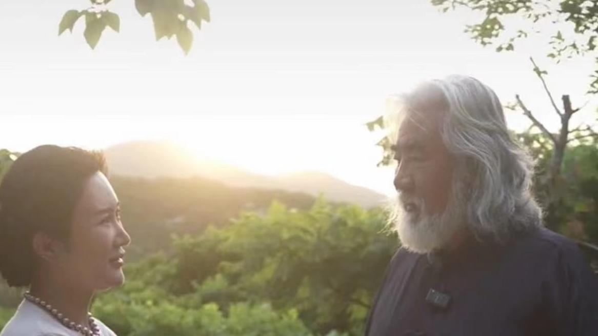 曝张纪中小31岁爱妻怀孕4月，小腹凸身材丰盈，男方蹒跚十指紧牵