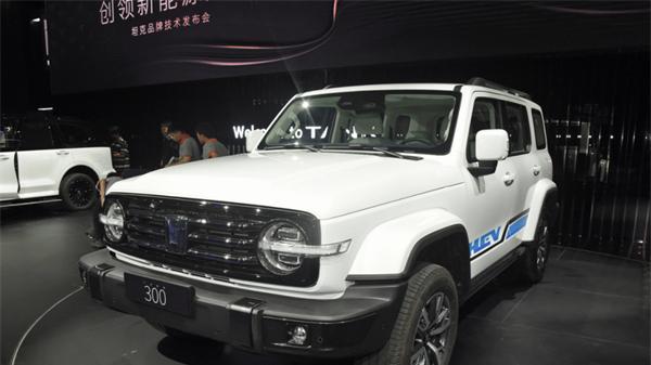 相比仰望、猛士 新能源越野坦克500Hi4-T值不值得买？