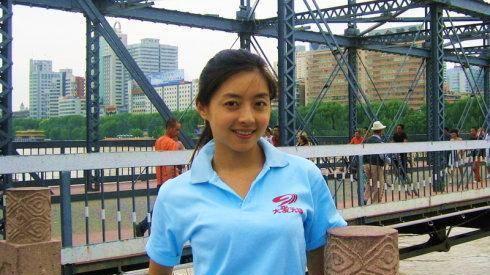 2015年，四川知名女主持深夜下车尿尿，因醉酒不慎坠河溺亡