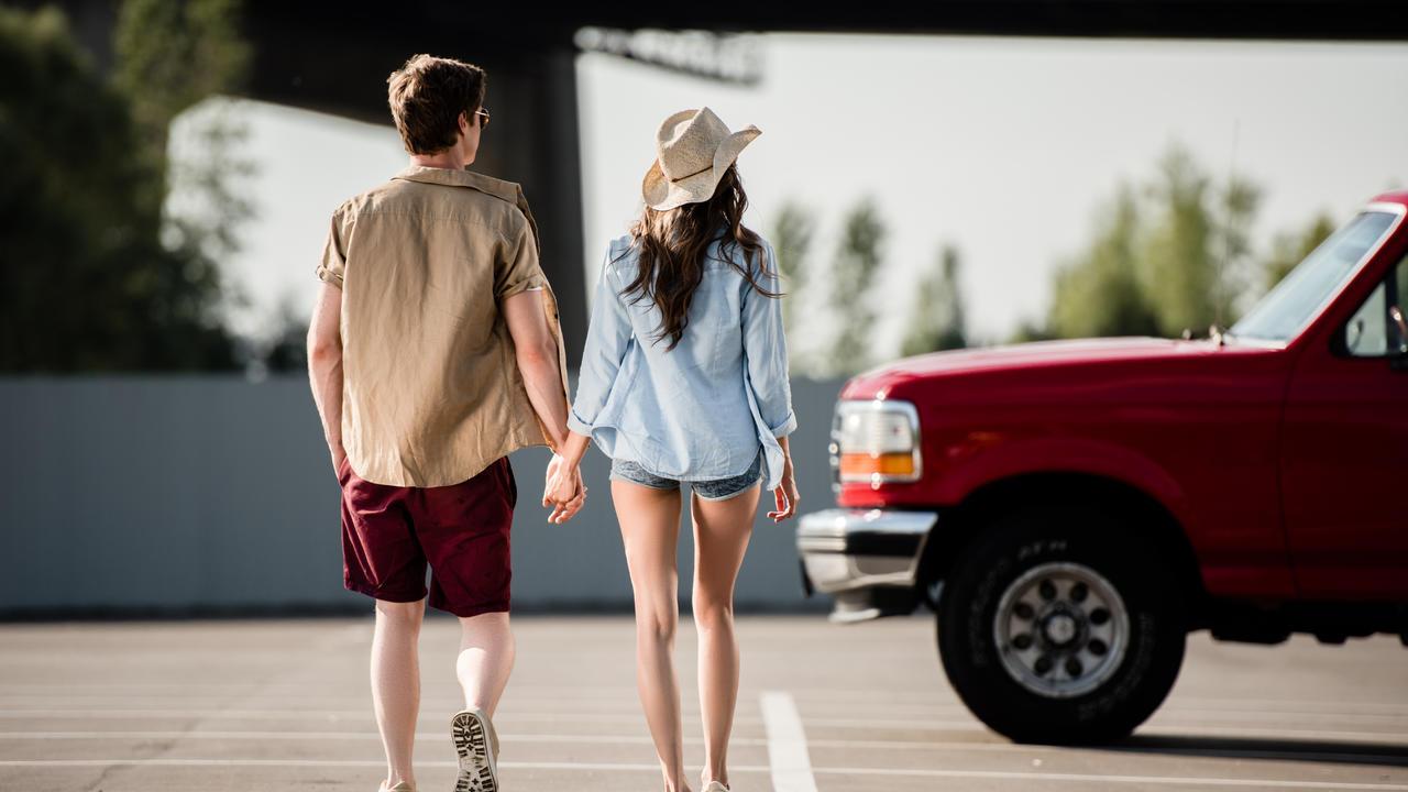 失恋女同事寻求安慰，我带她去郊区散心，却意外坠入她的温柔乡