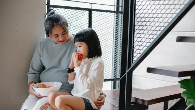 “新型带娃”方式走红，老人不累，儿媳称赞，孩子上学后成绩好