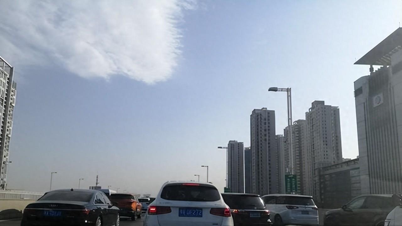 郑州真不像一线城市，市内交通那么落后，随时随地堵车