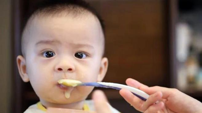给孩子添加辅食，这3个做法要避开，以免耽误“咀嚼能力”的锻炼