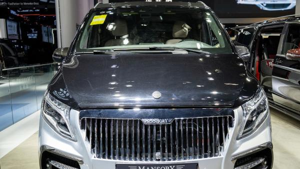 迈莎锐MV600，内饰采用顶级的双色真皮软包，拥有丰富的储物空间