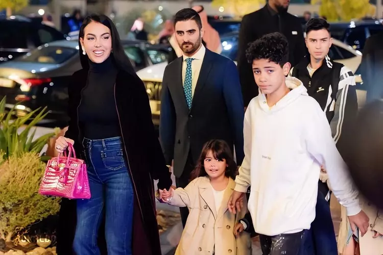 豪横! C罗双胞胎保镖年薪200万美元, 曾服役阿富汗携带武器沙特护驾