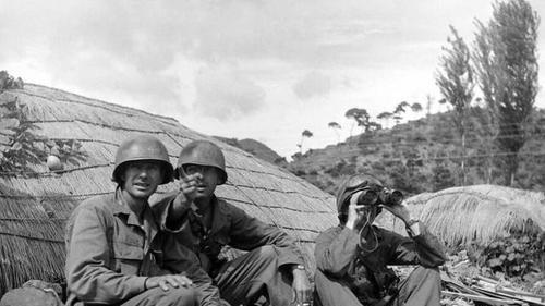 64年毛主席观看京剧后，转身问一同看戏的肖华：这位英雄还健在吗