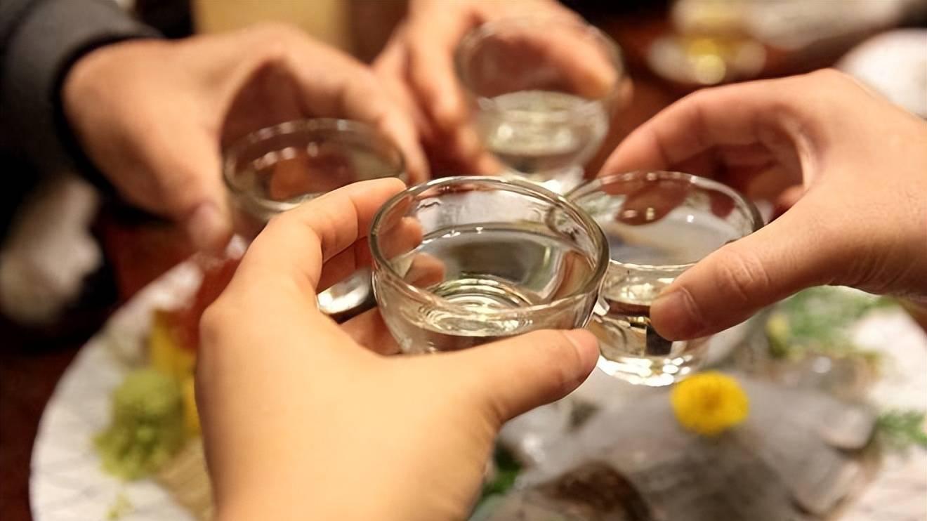 贵州一男子在母亲葬礼上给客人喝假酒，导致4人死亡