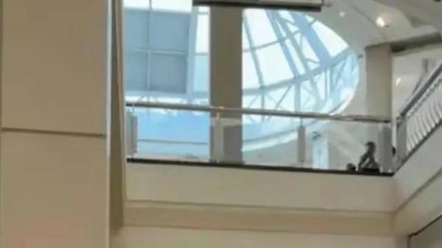 甜蜜！李梦打WNBA不寂寞，与张隆脸贴脸玩手机，被网友偶遇