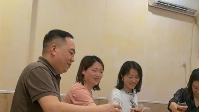 深圳女子参加同学聚会，超高颜值成焦点，男同学喝交杯酒时看入迷