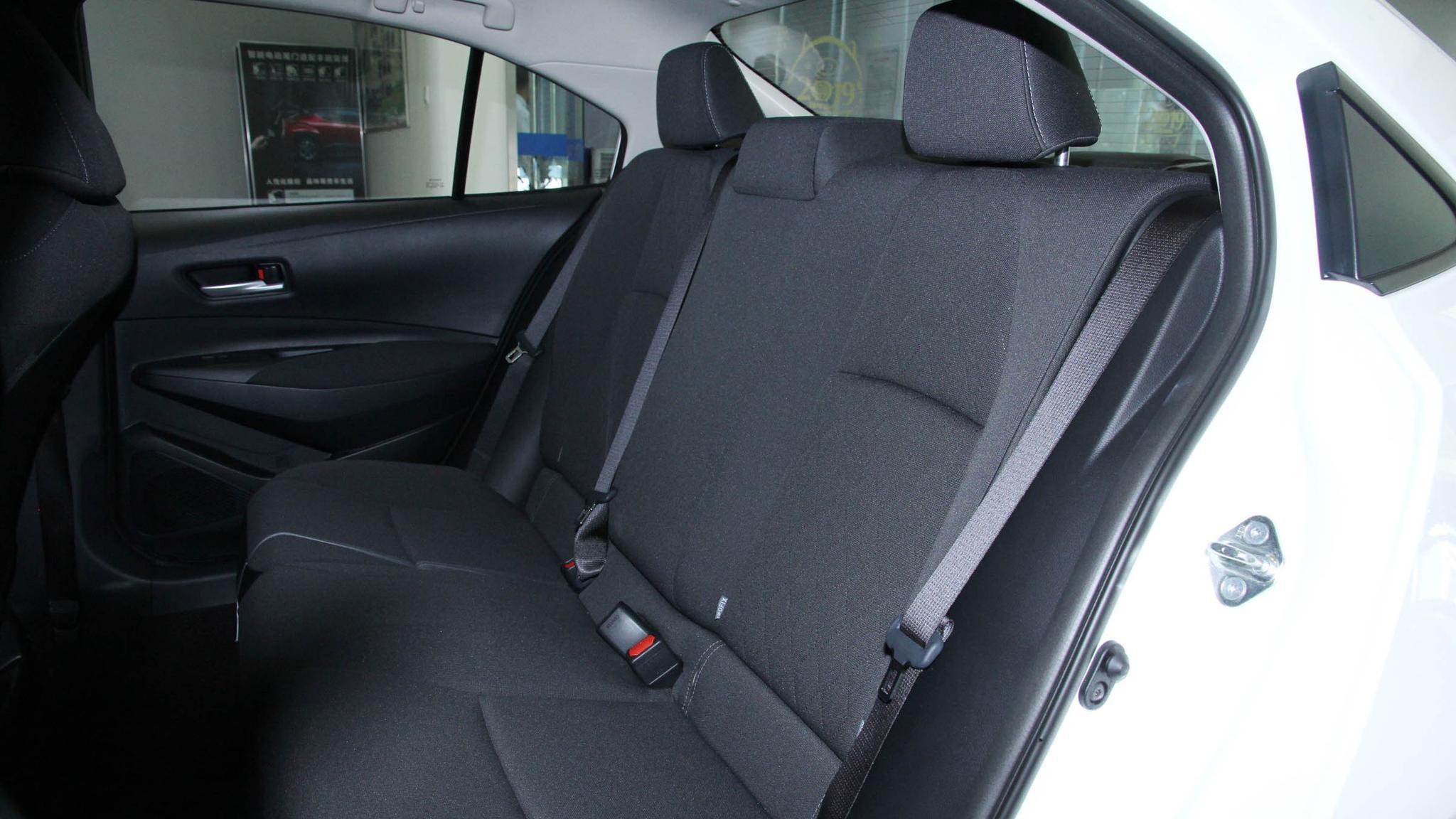 售价13.58万，配置丰富，百公里油耗4.0L，卡罗拉家轿之王？