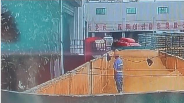 青岛啤酒致歉并整改，涉事工人被拘，网友：这样的行为太恶心了