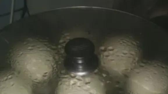 蒸馒头，用冷水还是开水？教你一招，馒头膨松香软，不干硬不回缩