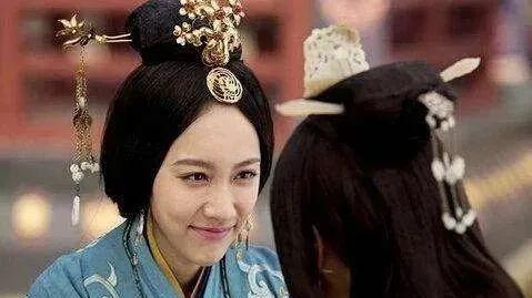 一天深夜，吕不韦邀请秦异人到他家喝酒，赵姬作陪。中途吕不韦去而复返，猛地往桌上一拍