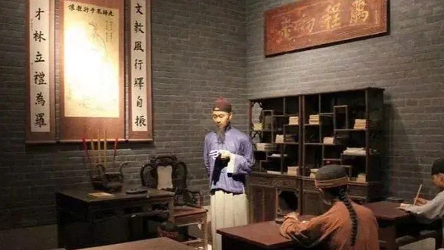 10岁的和珅扒在门外偷听，听着听着便忍不住了，气呼呼地推门而入……
