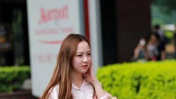 穿上连衣裙尽显可爱淑女风，彰显温暖靓丽的着装