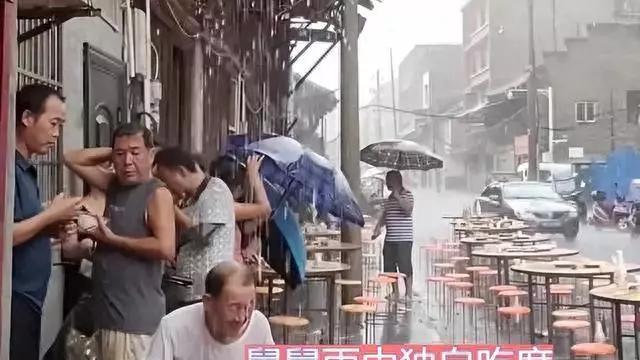 四川外甥婚礼，舅舅坐门口冒雨吃席，表情悲伤不肯走，亲戚到头了