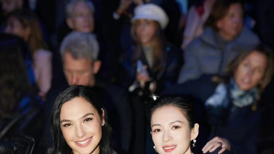 章子怡晒巴黎时装周随拍，白衬衣配黑色pu镂空拼接半身裙，太飒了