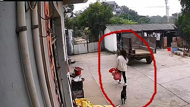 丈夫打工回家，妻子没影了，丈夫查监控才知：妻子早就背叛了自己