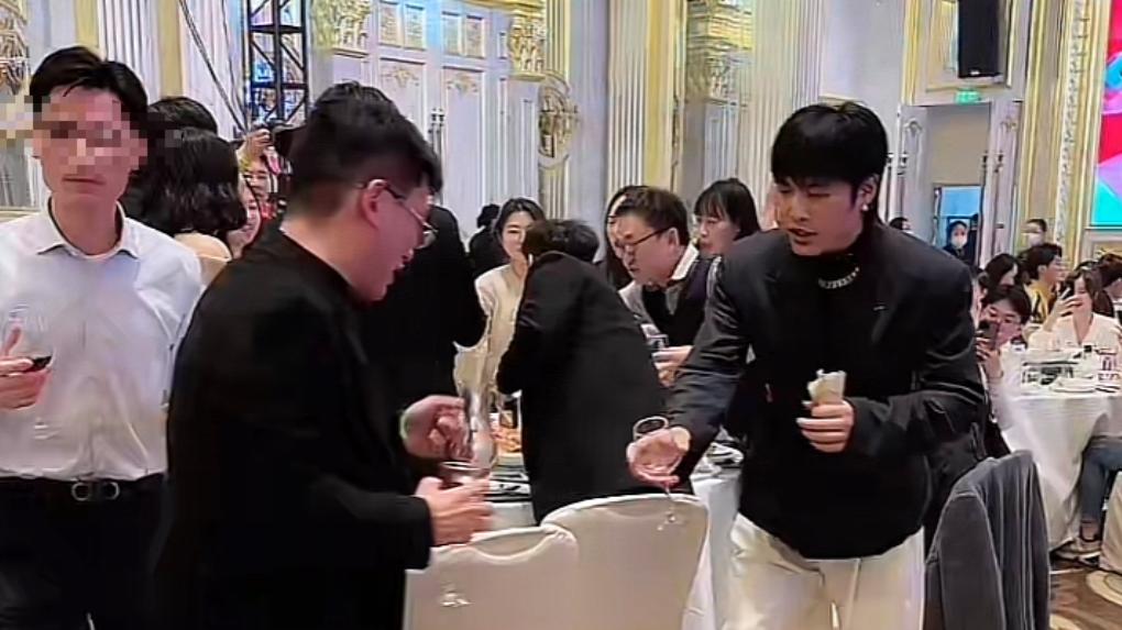 1亿粉丝网红小杨哥公司年会，开席50多桌，多位明星艺人送祝福