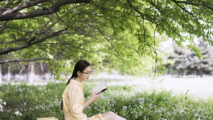 父母离婚后我成了没爸没妈的孩子，后来我妈把我接到她身边生活，竟是让我给继父的女儿背黑锅！