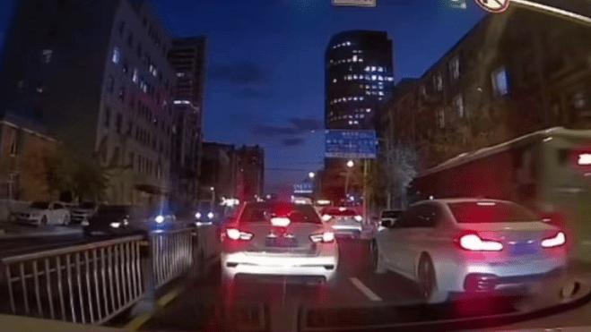 一公交车突然失控加速，连撞多车