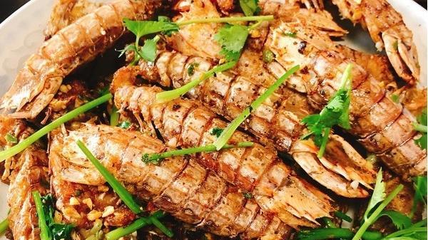 香炸琵琶虾，外面一层酥脆，里面的虾仁鲜嫩咸滑