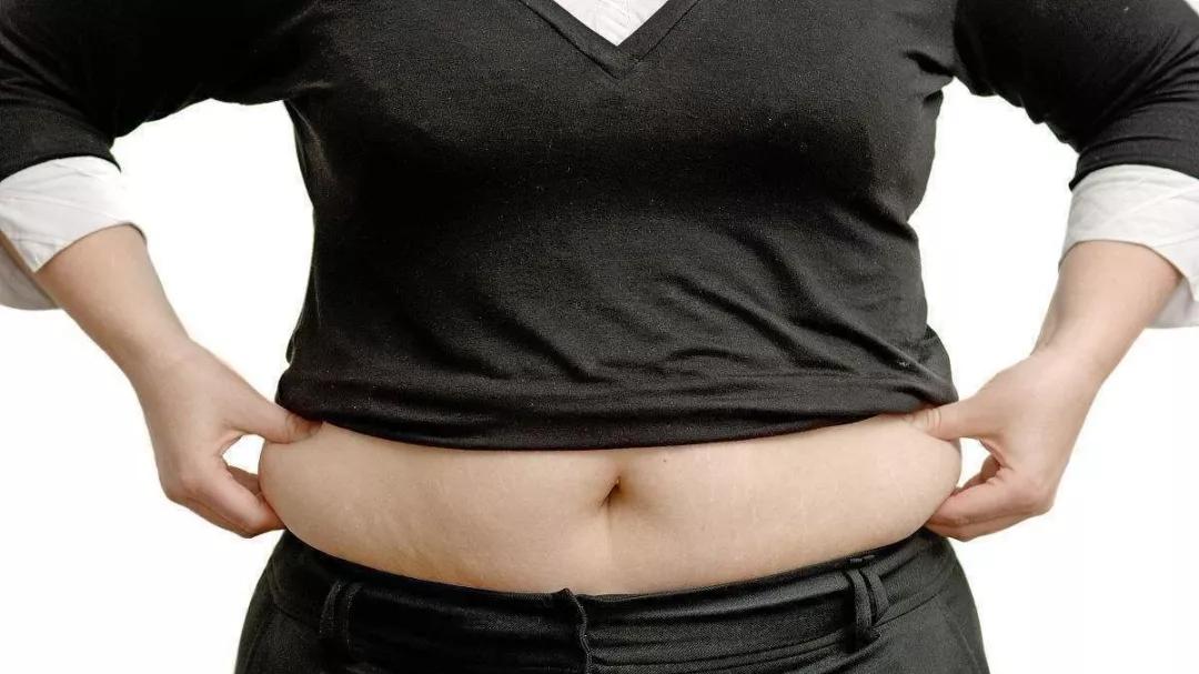 每天睡前按这里，胃胀消了、便秘好了、气顺了、腰腹瘦上好几圈