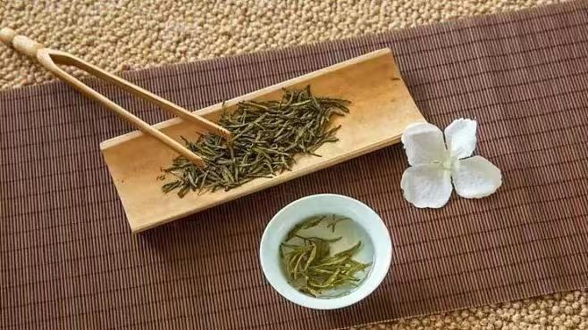 以茶待客，品味生活中的和谐与纯净