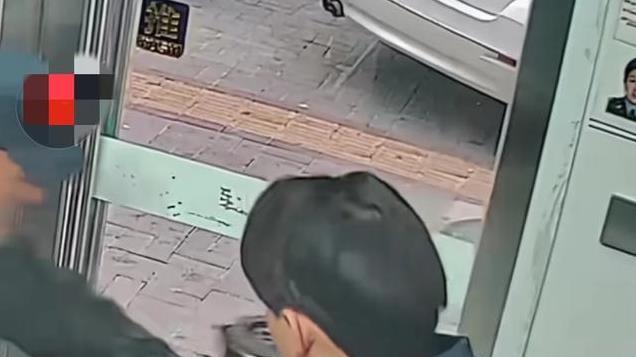 泪崩！老人进店借30块钱乘车回老家 店主了解情况后直接给了100元