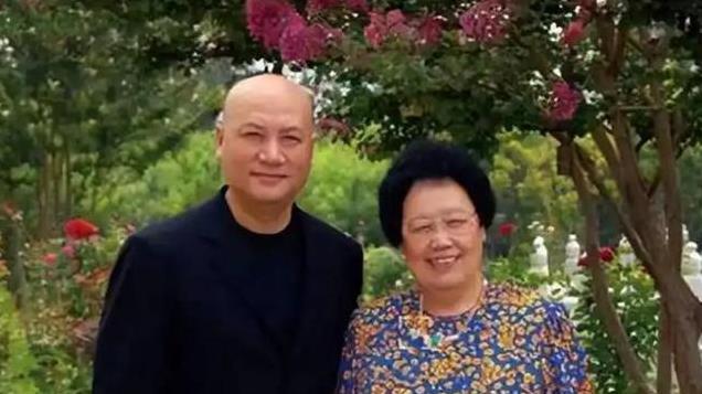 身价过百亿，坐拥北京一条街出门私人飞机，京圈内的富婆都有谁？