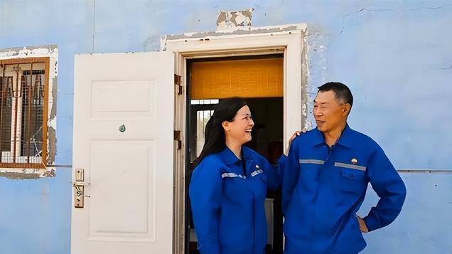 塔里木沙漠公路，每4公里一口井，每口井房都住一对“特殊”夫妻