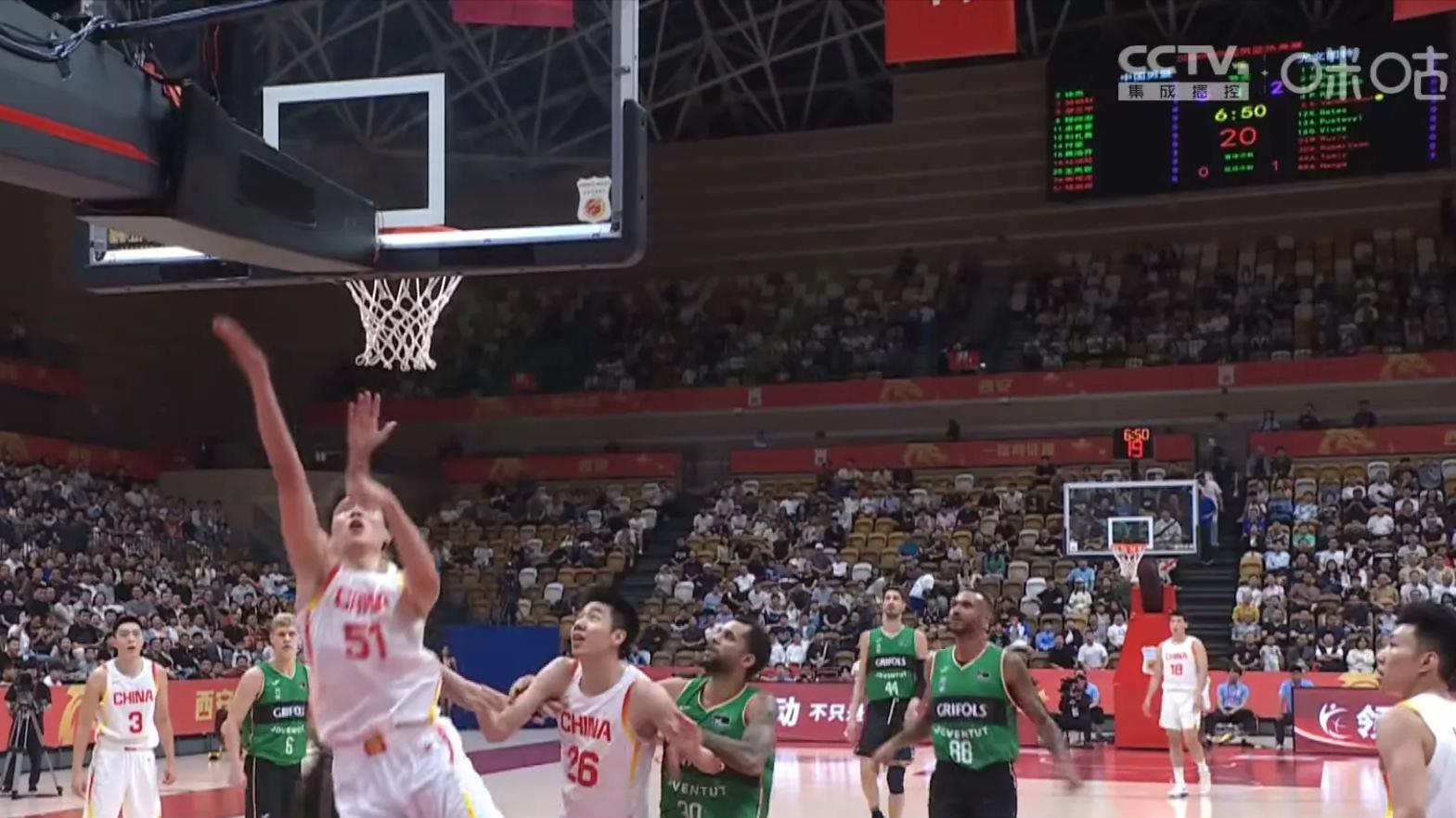胡明轩狂轰18分绝杀对手！中国男篮65-62战胜尤文图特 终结11连败