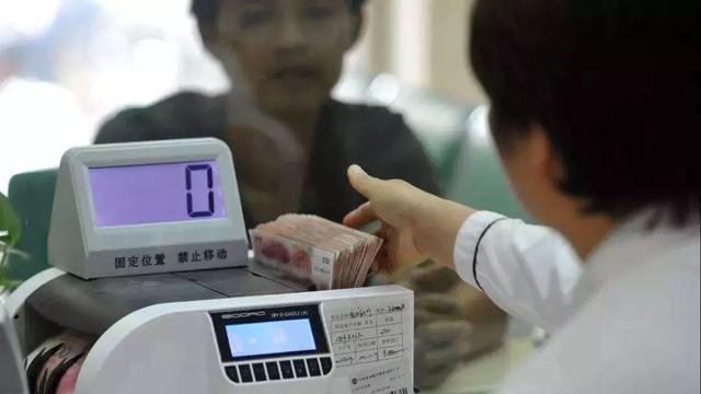 男子替重病父亲取钱被拒，父亲来后却当场咽气，银行态度令人气愤