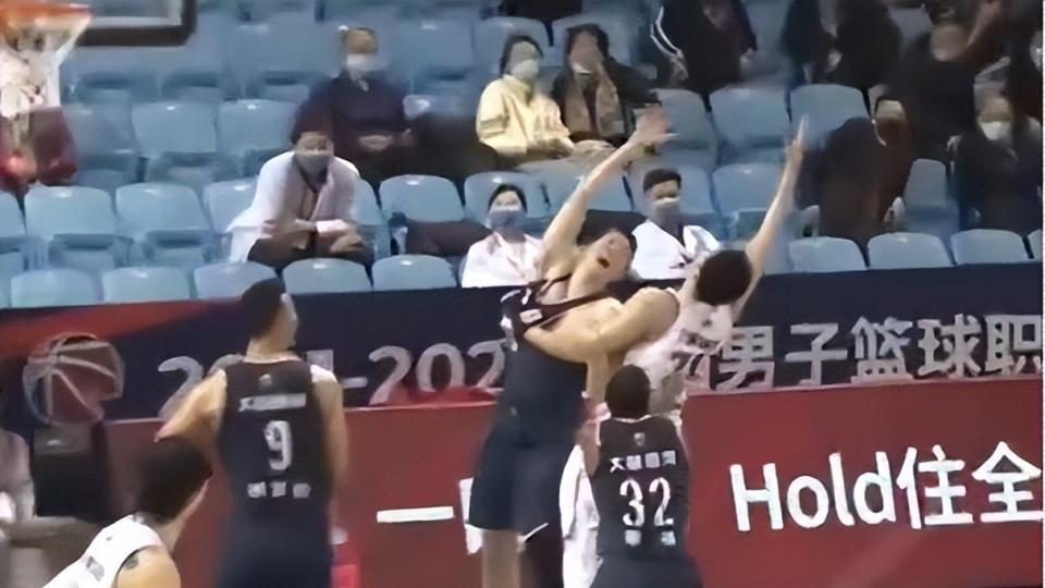 停赛2场，罚10万！任骏威拒不道歉，对亲兄弟都敢下狠手，引发舆论狂热！