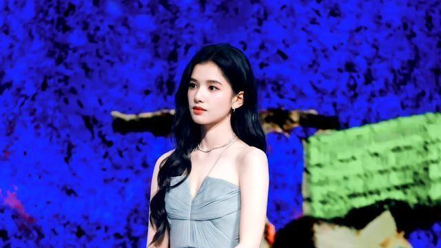 张婧仪灰色纱裙走红毯，这是‘低调奢华有内涵’的最新诠释吗？