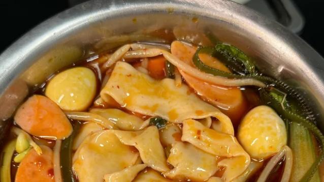家常美食新高度，麻辣爆香刀削面香飘四溢！