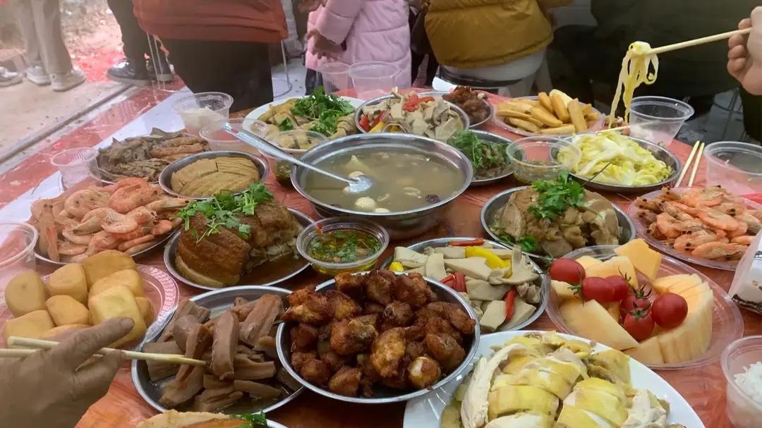 广西农村酒席太豪横了，好酒好肉应有尽有，想吃青菜得提前下手了