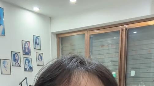 发型师晓华代言国产手机，店内贴满广告，首次带货会有网友买单吗