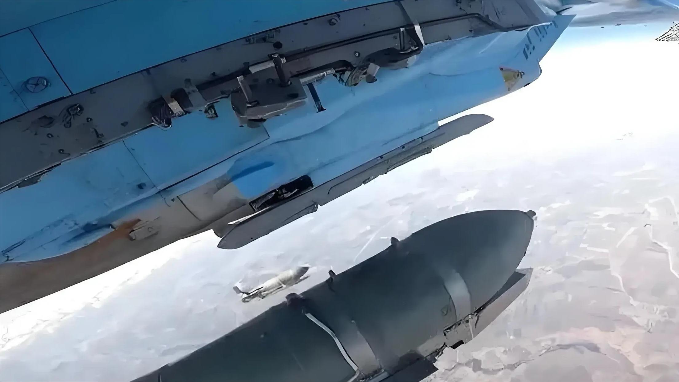 乌军退入矿井被炸死，锁定乌克兰第14机械旅营地，俄军投下温压弹